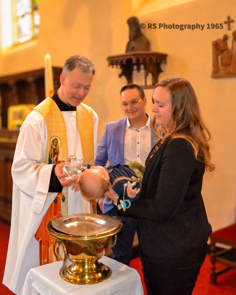Wij vieren het leven Doopceremonie met een priester en een gezin in een kerk.